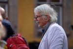Ein strahlender, sympathischer Dietrich Klinge genießt die Eröffnungsfeier im Spitalhof 