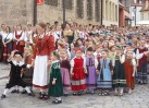 Die " Kinder-Lore " zieht mit ihrer Kinderschar dem Obristen entgegen
